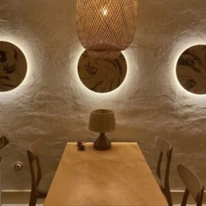 Interior del restaurante Marabrasa, decorado en tonos y fibras naturales